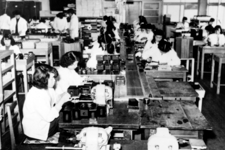In 1953, Ricoh became Japan's first manufacturer to introduce a belt-conveyor production system. For its successful establishment of the mass production system, Ricoh was recognized by the Okochi Memorial Foundation with a production award.