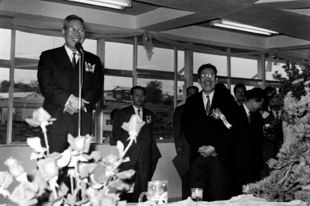 Prime Minister Hayato Ikeda at the opening reception with Ricoh president Kiyoshi Ichimura in May 17, 1962