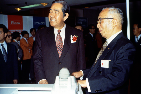 RIFAX 600S high-speed facsimile enabling an astonishingly fast 60-sec. transmission, presented at the product launch conference at Keidanren Kaikan in April 1973, with Prime Minister Eisaku Sato (left) and Ricoh President Mikio Tatebayashi