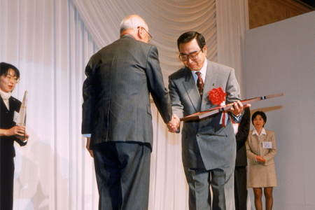 Masamitsu Sakurai, Ricoh’s president  (right), 
accepting the Japan Quality Award  (1999)