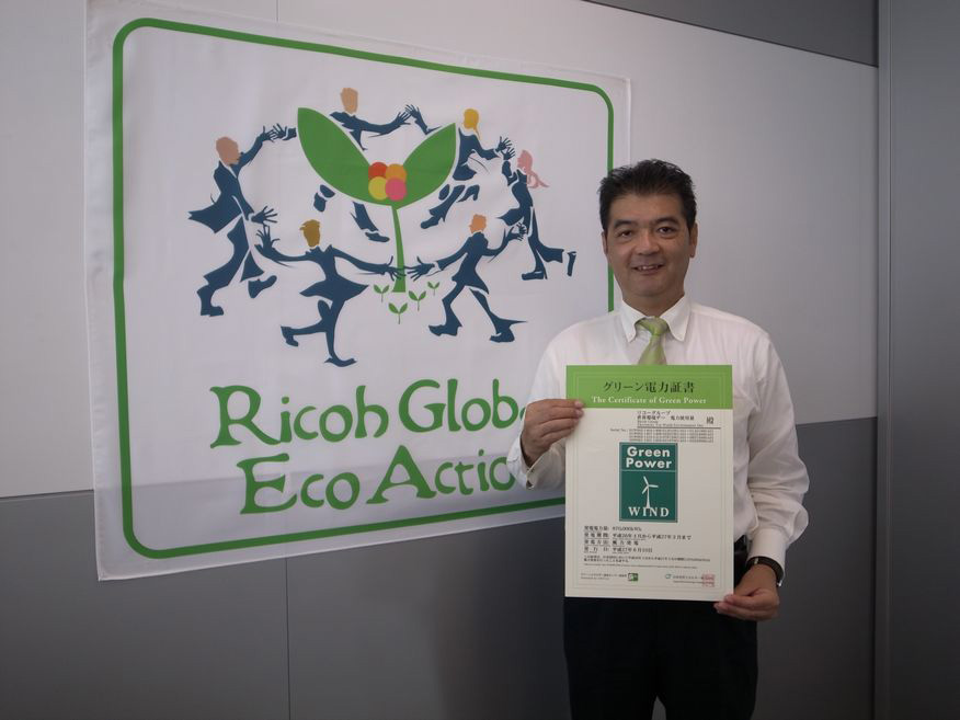 image:General Manager Kato of the Sustainability Management Division holding the Renewable Energy Certificate